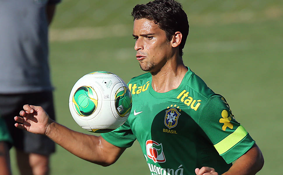 Chamado para o torneio como lateral direito, Jean, 27, costuma atuar como meio-campista no Fluminense. Foi convocado sete vezes, disputou cinco jogos (nenhum gol) e não foi utilizado na Copa das Confederações.