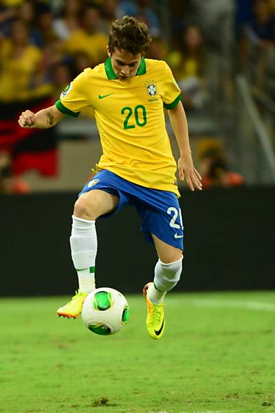 Com 20 anos e nove meses, Bernard (Atlético-MG) é o jogador mais jovem do elenco brasileiro. Surpresa da lista, o atleta de 1,62 m atuou por 47 minutos em dois jogos, empolgou a torcida mineira na semifinal contra o Uruguai, ganhou a disputa com Lucas e virou a primeira opção ofensiva no banco de reservas. Felipão chegou a dizer que estava ‘vesgo’ para colocá-lo em campo.