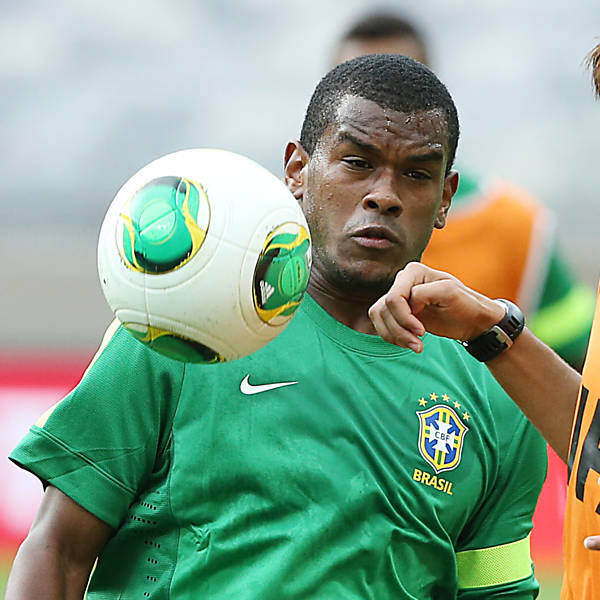 Considerado titular no começo da segunda era Felipão, o volante Fernando (Grêmio), 21, perdeu espaço para Luiz Gustavo e jogou 14 minutos na vitória por 4 a 2 sobre a Itália. Ele substituiu Hulk para tentar segurar o ataque italiano.