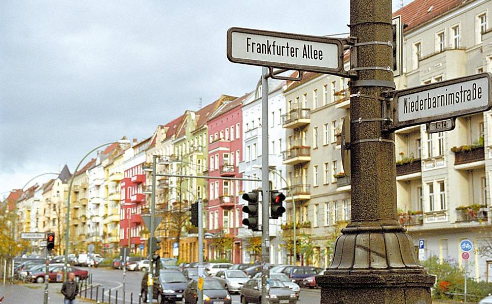 Parte da Frankfurter Allee, a principal avenida no regime comunista, na área oriental de Berlim