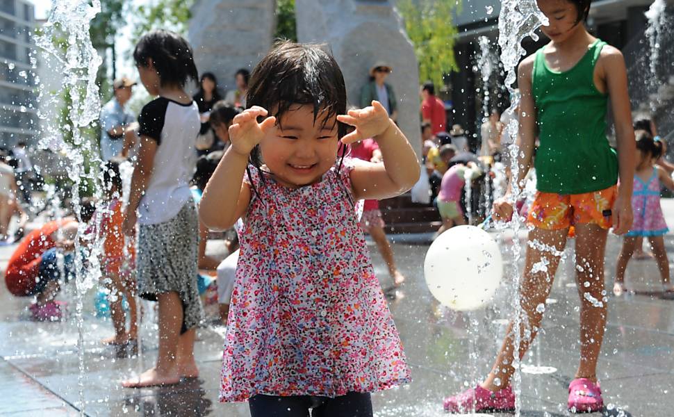 Crianças se refrescam no Japão