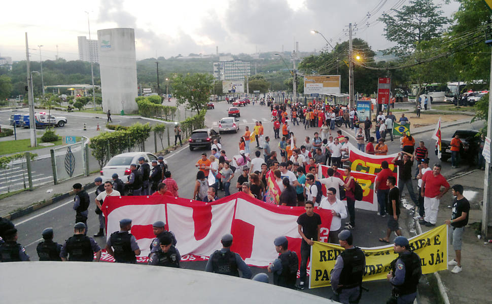Protesto fecha vias em Manaus