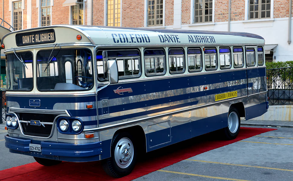 Colégio Dante Alighieri restaura ônibus da década de 1960