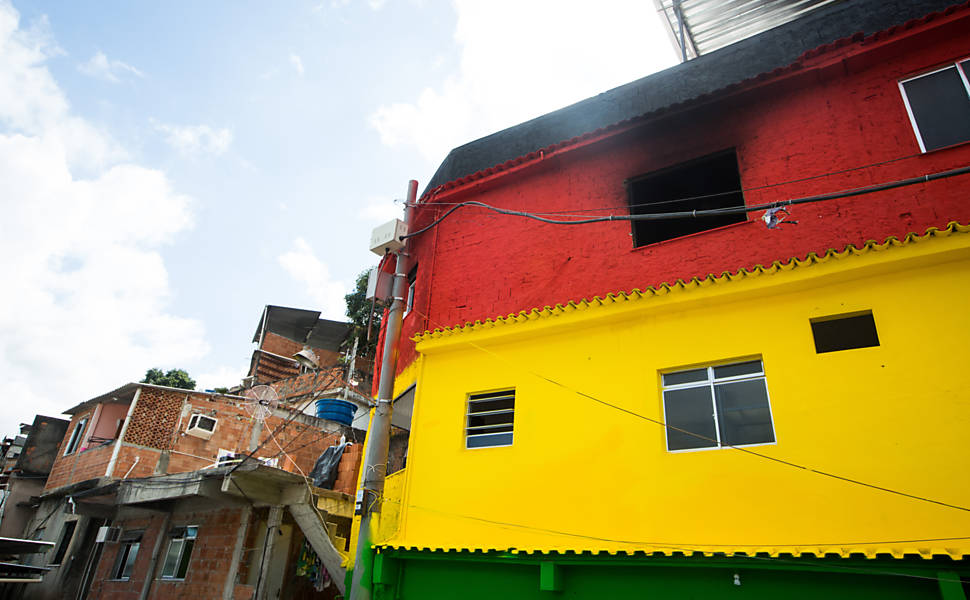 Incêndio atinge pousada e jornal em favela