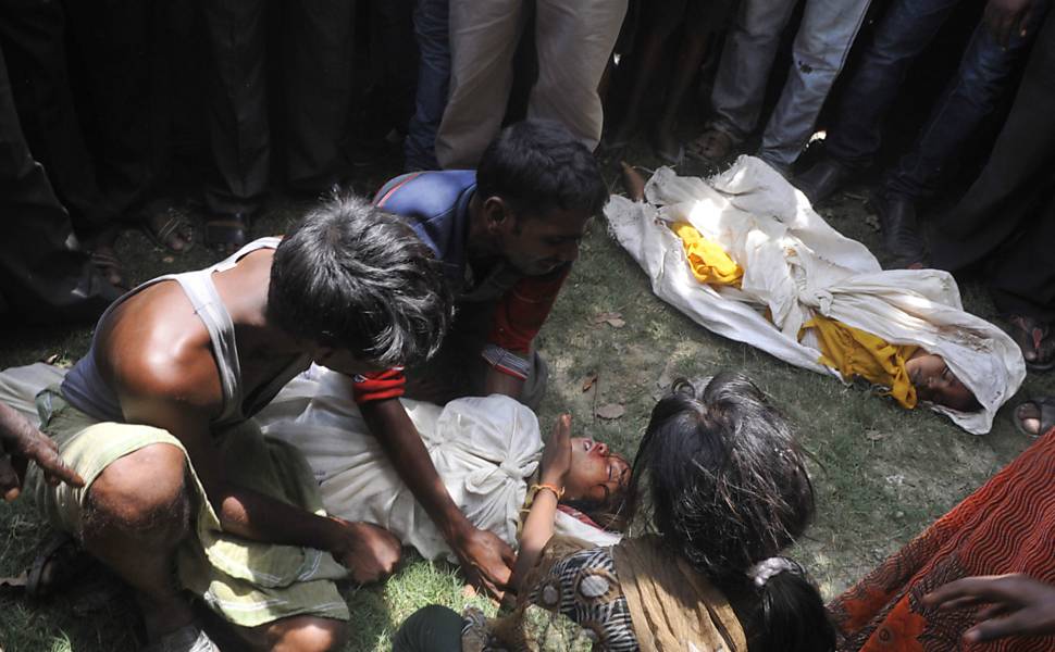 Índia tem protestos após morte de 23 crianças