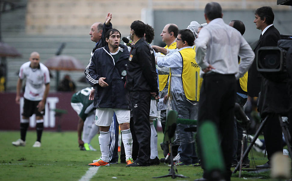 Tite observa banco de reservas do Palmeiras em clássico no Pacaembu