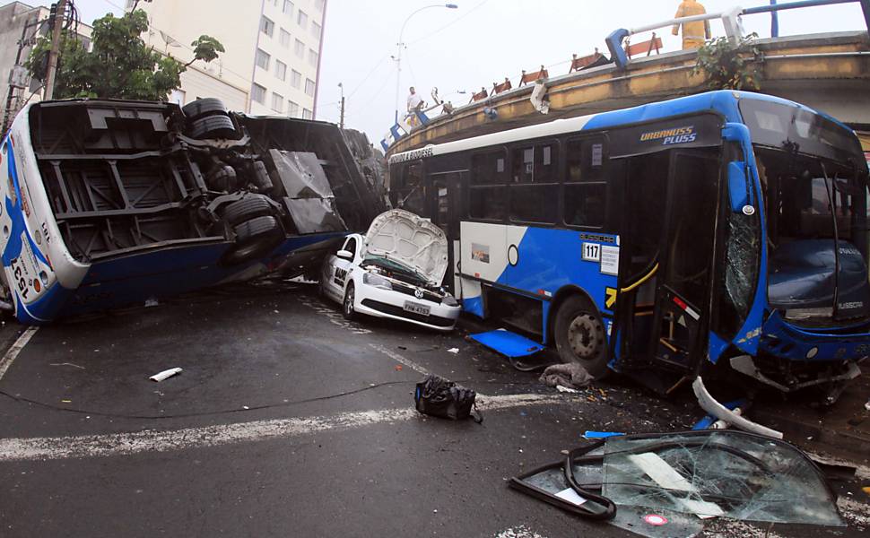 Ônibus cai de viaduto em Campinas