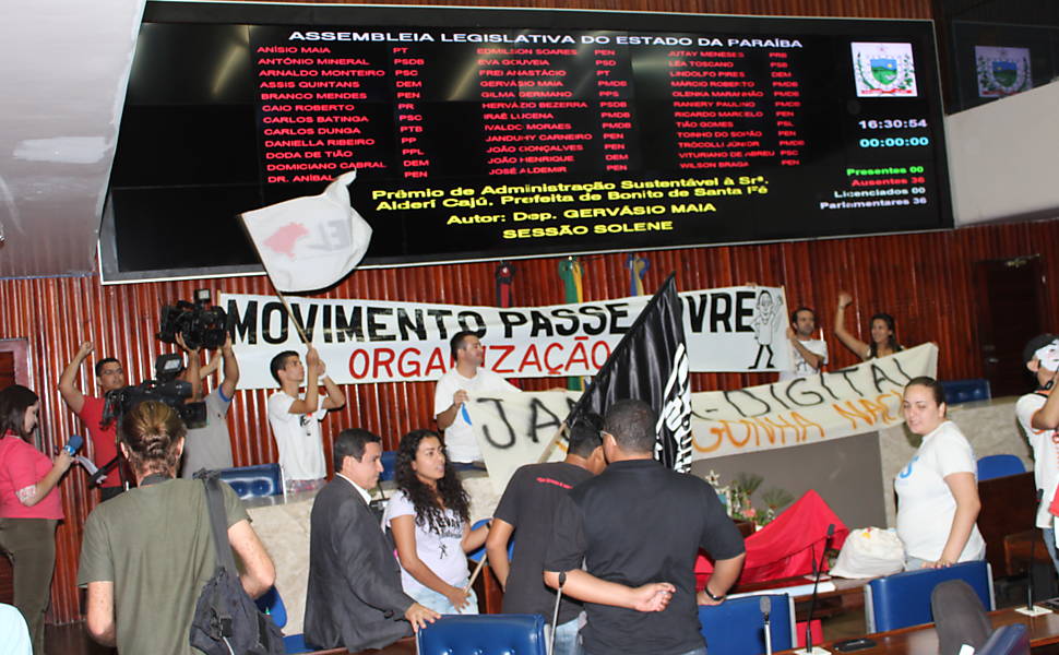 Manifestantes invadem Assembleia da Paraíba
