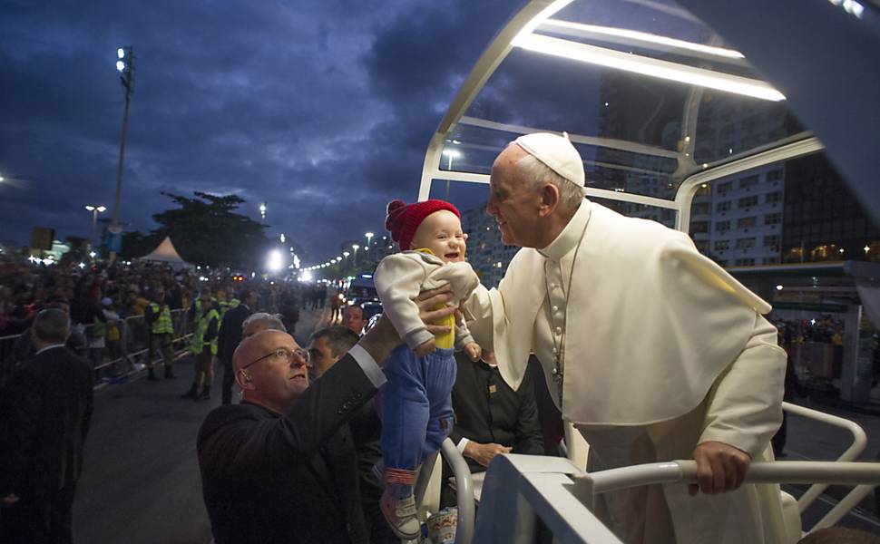 Crianças abençoadas pelo papa Francisco no Rio