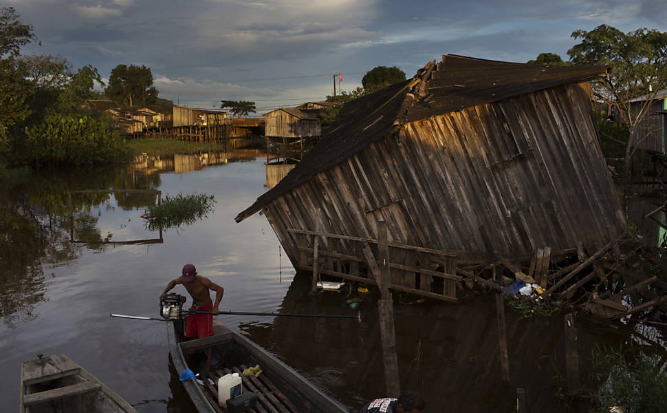 Pescador recolhe o motor do barco em um igarapé de Altamira. Todas as casas localizadas nas áreas mais baixas da cidade serão removidas por causa do aumento do nível do rio Xingu com a construção da usina hidrelétrica de Belo Monte