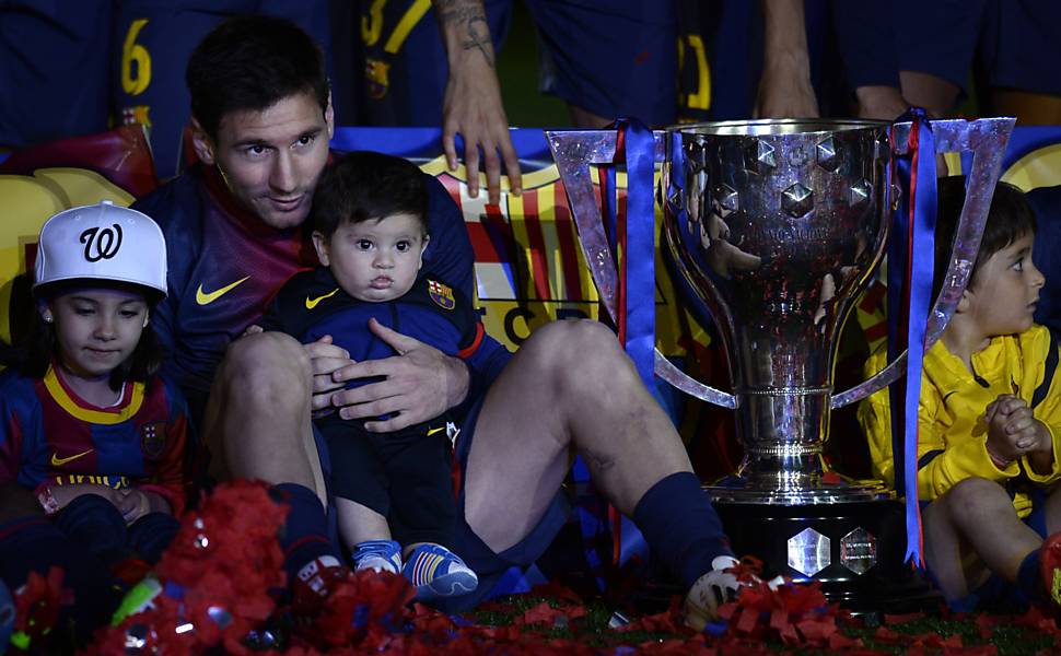 Messi segura seu filho Thiago durante a comemoração do Campeonato Espanhol pelo Barcelona
