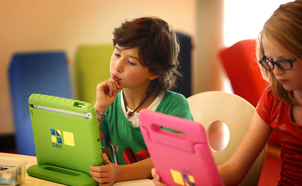 Crianças usam iPad para estudar na Holanda