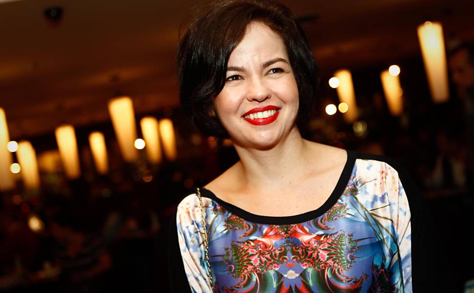 A jornalista Adriana Negreiros, mulher de Lira Neto, circulou pelo evento