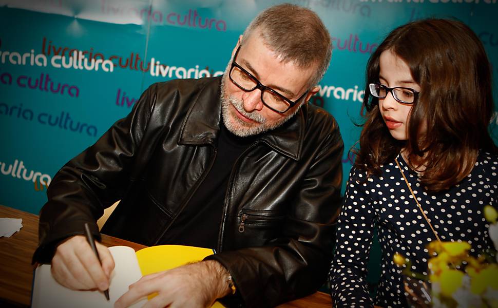 Lira Neto autografou alguns exemplares ao lado da filha Emília