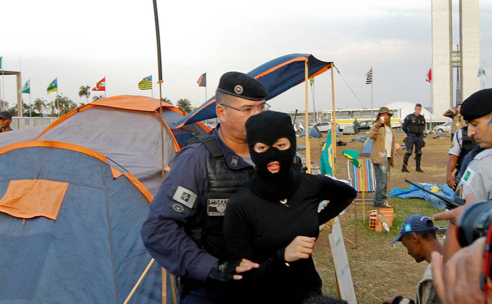 Mascarada é detida em Brasília