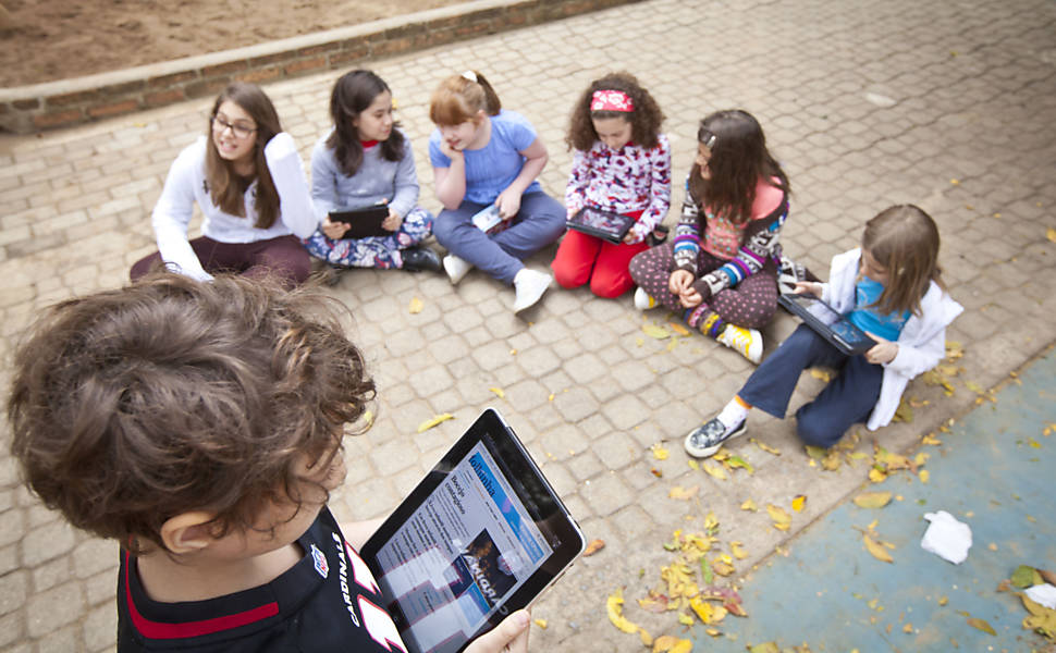 Folhinha 50 anos - Crianças testam versão no tablet