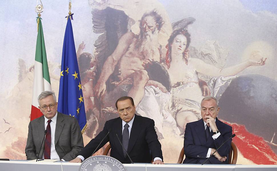 Da esq. para a dir., O minitro da Economia, Giulio Tremonti (esq.), o primeiro-ministro italiano Sílvio Berlusconi (centro), e Gianni Letta, durante anúncio de pacote para reduzir a dívida do país, em Roma (Itália)