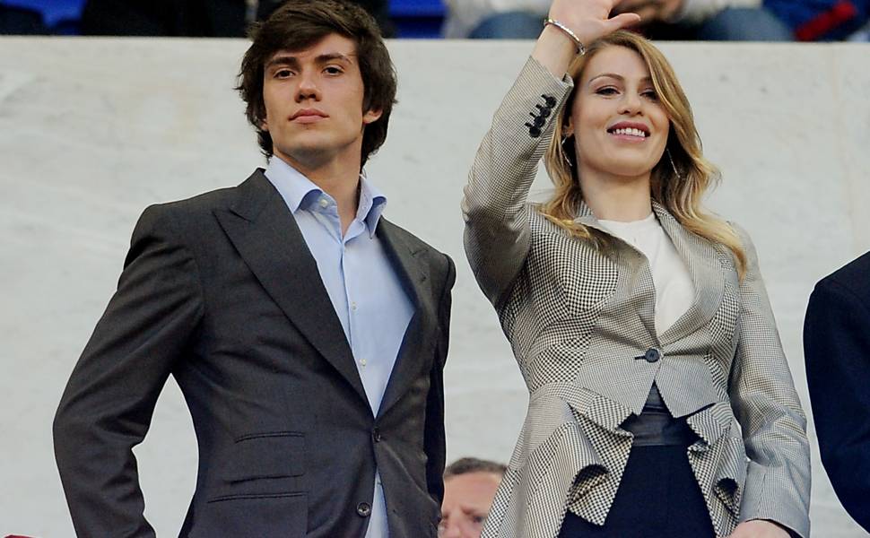Barbara e Luigi Berlusconi, filhos de Silvio Berlusconi, em partida do Milan na Champions League