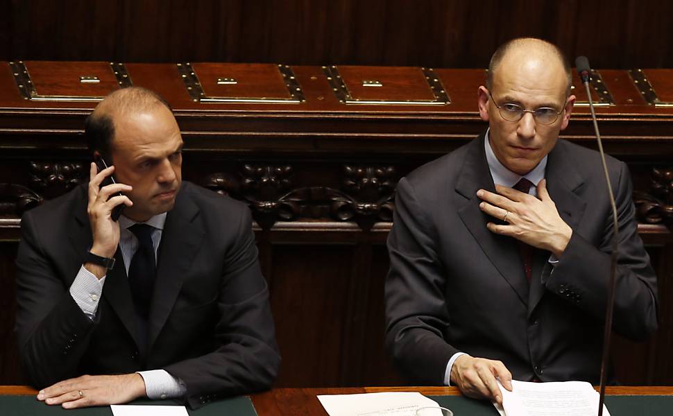 O atual primeiro-ministro da Itália Enrico Letta (dir.) e o ministro do Interior Angelino Alfano, durante reunião, na qual fez seu primeiro discurso no cargo, em 2013