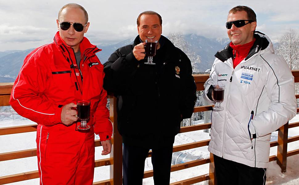 Putin, Berlusconi e Dmitri Medvedev conversam na estação de esqui russa  Krasnaya Poliana, em março de 2012