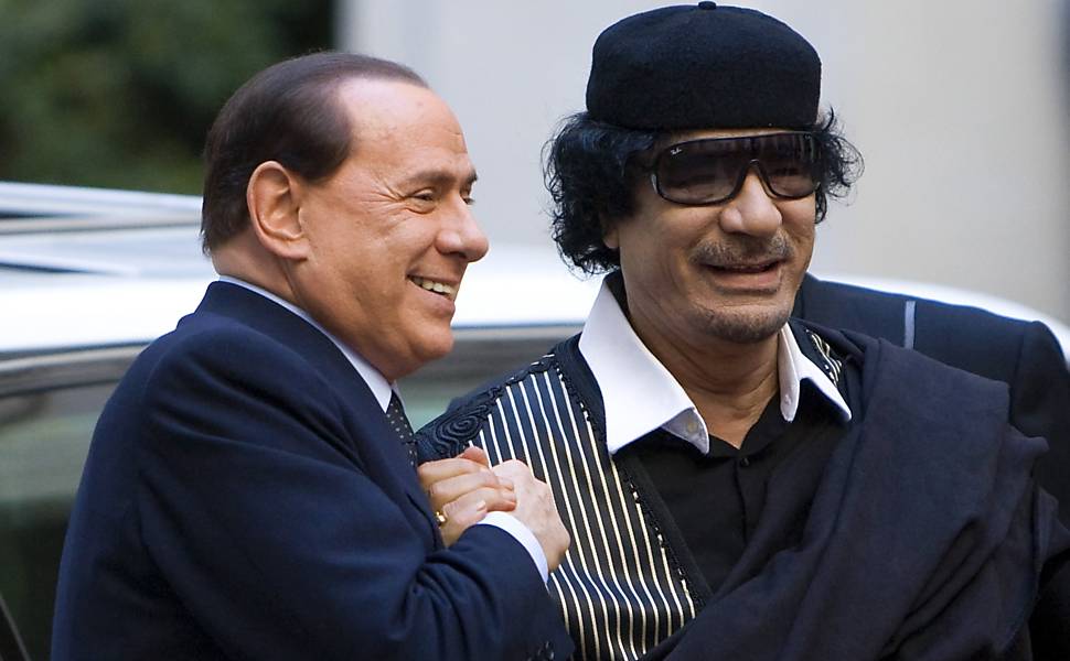 Berlusconi cumprimenta o ditador líbio Muammar Gaddafi