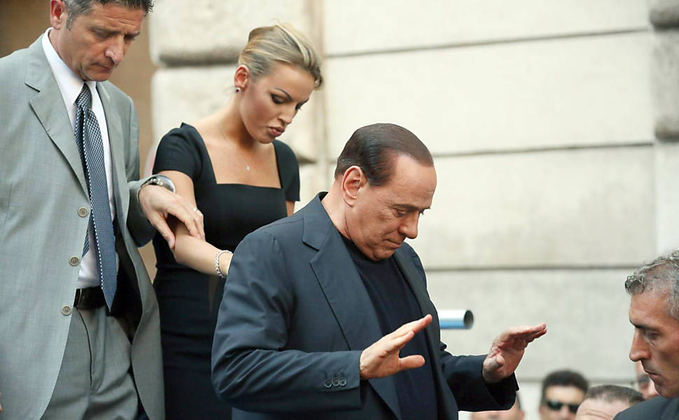 Berlusconi vai embora após comício com sua namorada Francesca Pascale em 2013