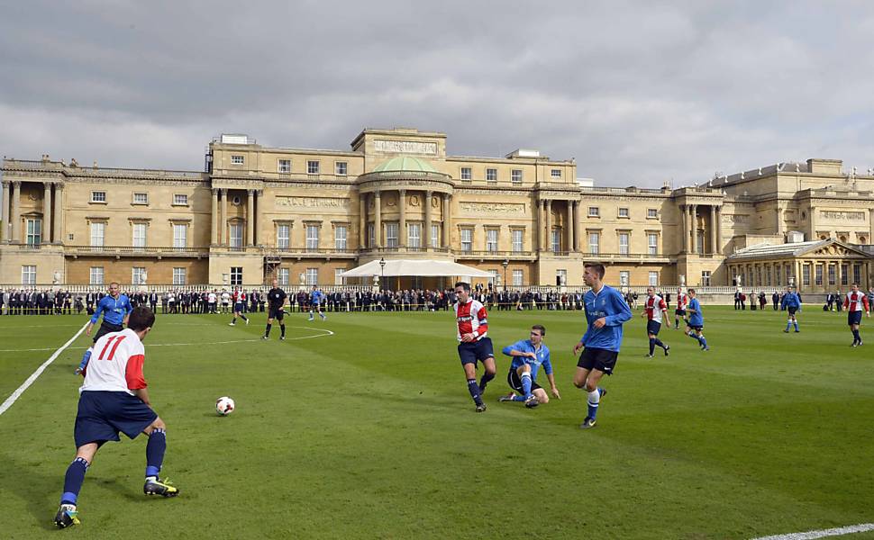 Futebol no palácio de Buckingham