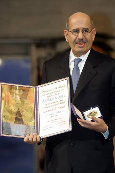 <b>2005</b>
<b>AIEA (Agência Internacional de Energia Atômica) e Mohamed El Baradei (diplomata egípcio, então diretor da AIEA).</b>
"Por seus esforços contra o uso da energia nuclear com propósitos militares e por garantir que a energia nuclear com fins pacíficos seja usada da maneira mais segura possível"