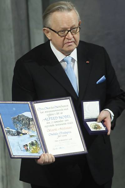 <b>2008</b> 
<b>Martti Ahtisaari (diplomata finlandês e mediador da ONU)</b>
"Por seus importantes esforços, em vários continentes e ao longo de mais de três décadas, para dar fim a conflitos internacionais"