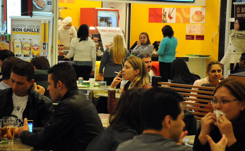 Em praça de alimentação de um shopping na Bela Vista, no centro, redatora foi interpelada por seguranças e por um frequentador, que chegou a filmar a cena