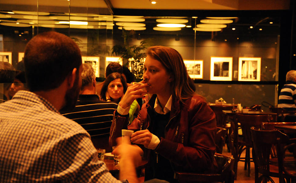 Num café próximo à av. Paulista, no centro, pessoas ao redor da redatora partiram tão logo ela "acendeu" o cigarro