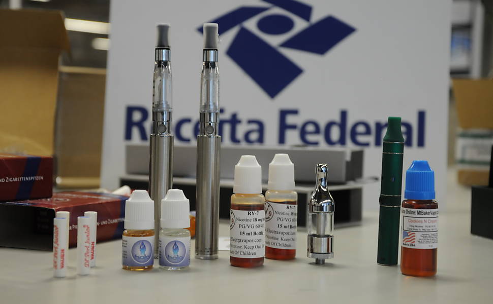 Cigarros eletrônicos e refis retidos pela Receita Federal nos Correios, na Vila Leopoldina, zona oeste; brasileiros tentam importá-los dos EUA e do Reino Unido