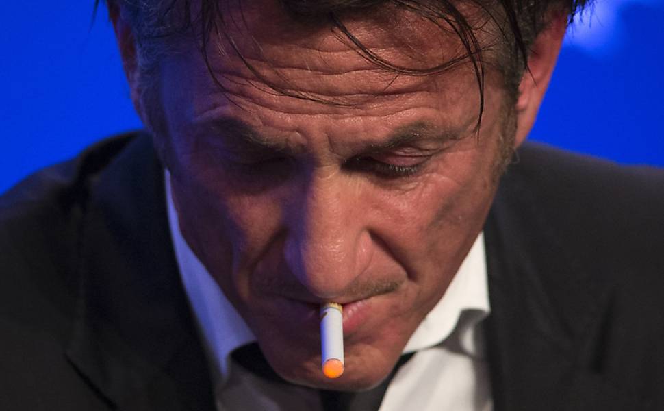 Ator Sean Penn usa cigarro eletrônico; dispositivo ganha adeptos entre famosos