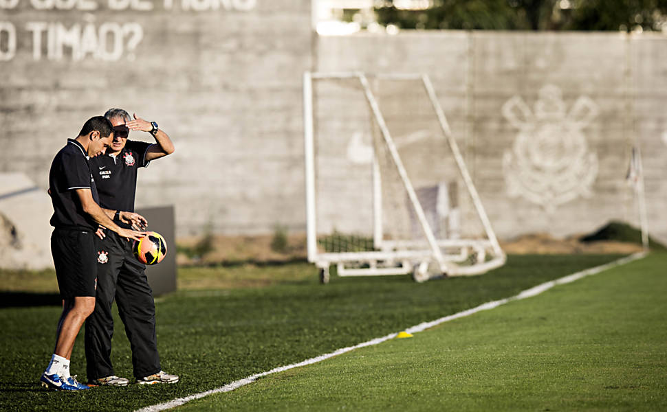 Tite conversa com o auxiliar-técnico do Corinthians, Fábio Carille, durante treino