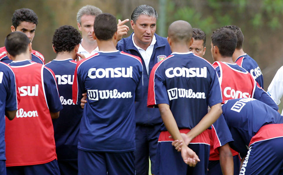 Tite comanda treino do São Caetano em 2004