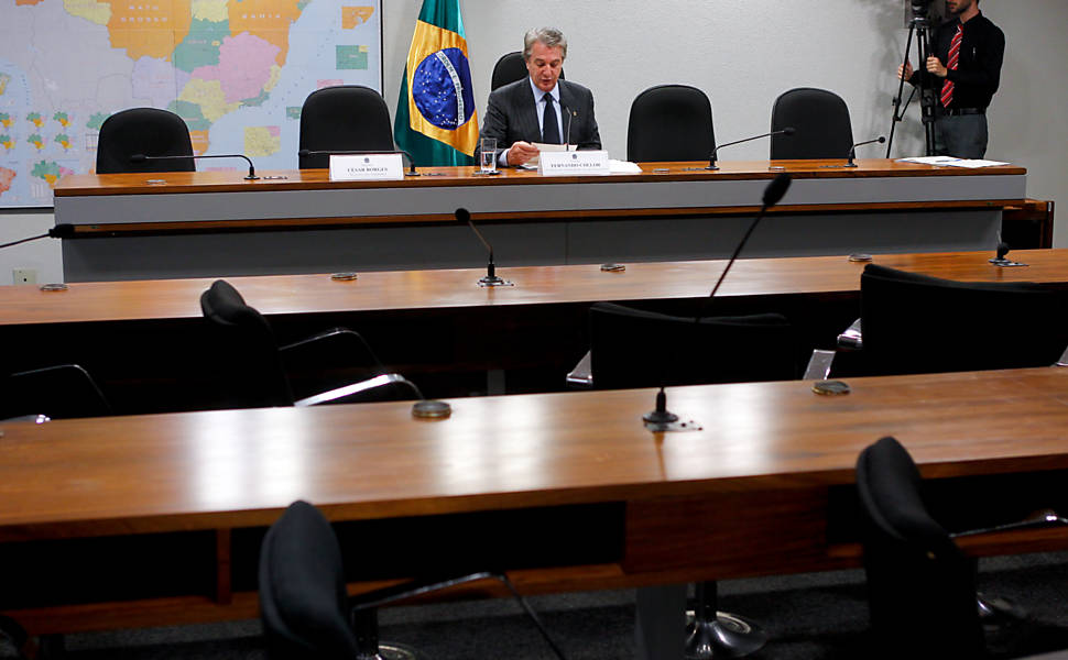 Senador Fernando Collor promove sessão da Comissão de Infraestrutura do Senado às 7h30
