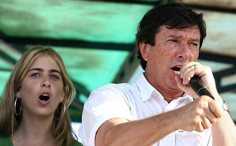 O ex-presidente Fernando Coillor de Mello e sua mulher Caroline durante campanha para o Senado