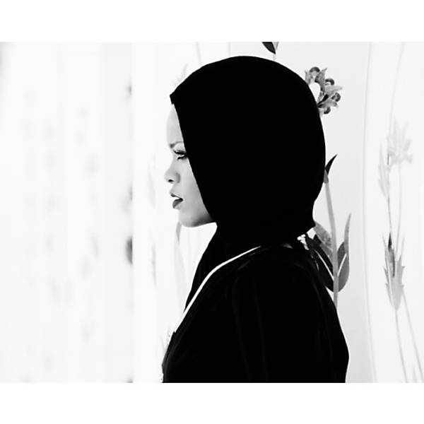Rihanna posa em mesquita