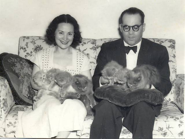 O casal Aracy de Carvalho e o escritor e poeta Guimaräes Rosa, no Rio de Janeiro, em 1957, posa com gatinhos no colo