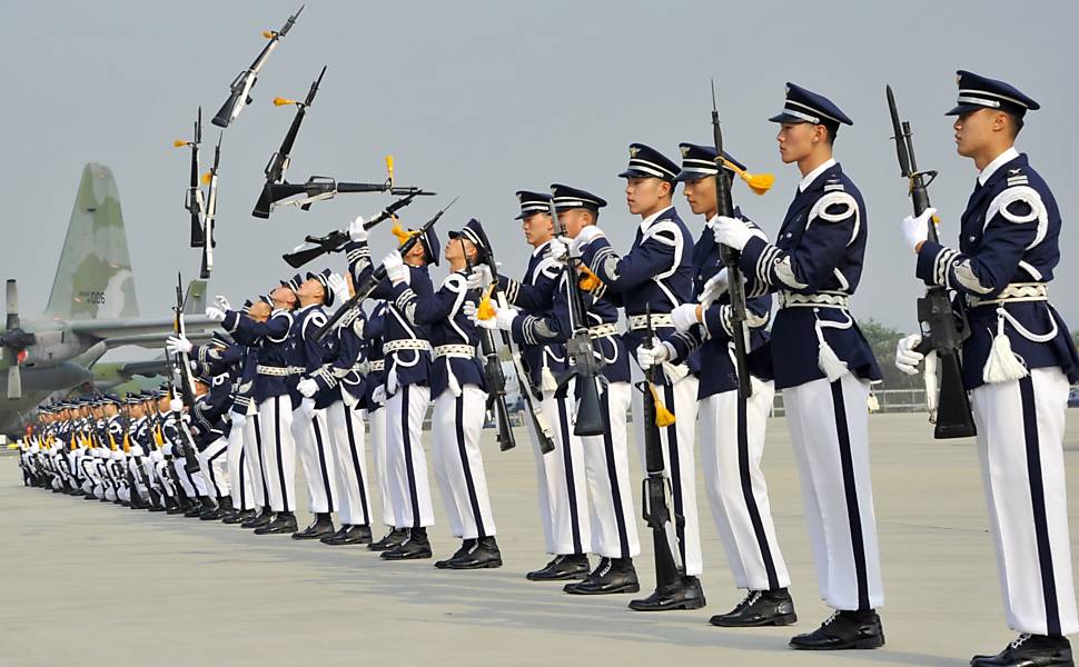 韩国空军仪仗队成员把他们的武器在首尔展出