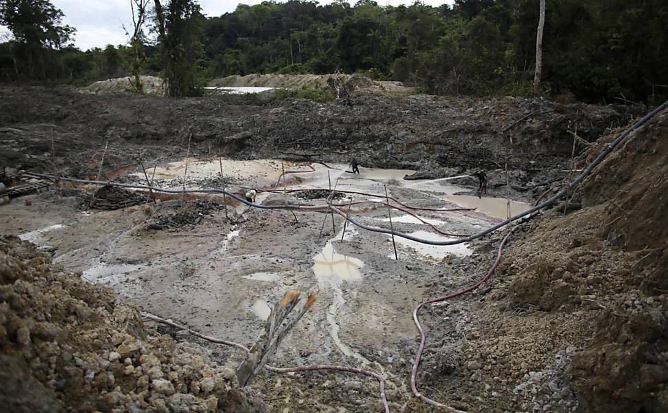 Homens trabalham em mina de ouro ilegal em área desmatada da floresta amazônica perto da cidade de Morais Almeida, no Pará