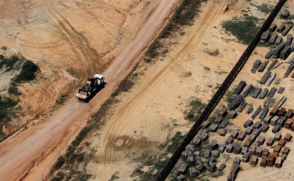 Caminhão transporta ferramentas usadas para processar árvores derrubadas ilegalmente na floresta amazônica, perto da cidade de Morais Almeida (PA)