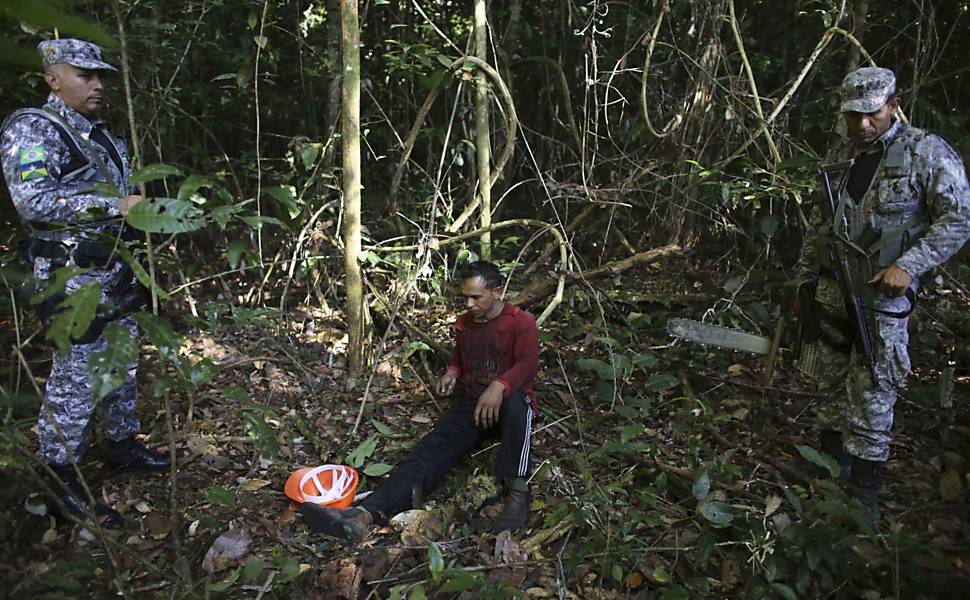 Alejandro é detido por policiais depois de derrubar ilegalmente árvores de área virgem da floresta amazônica dentro do parque Jamanxim, no Pará
