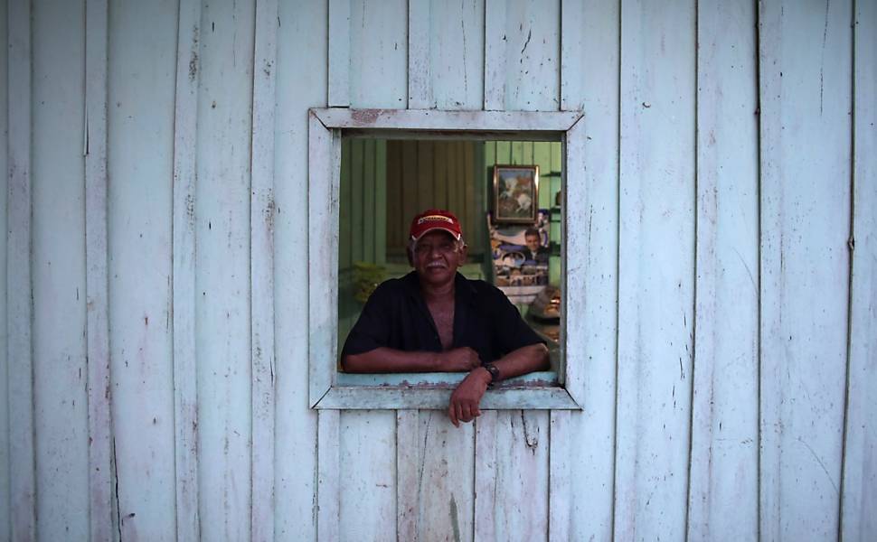 Homem posa para foto na janela de bar na rodovia Transamazônica, perto da cidade de Uruará (Pará)