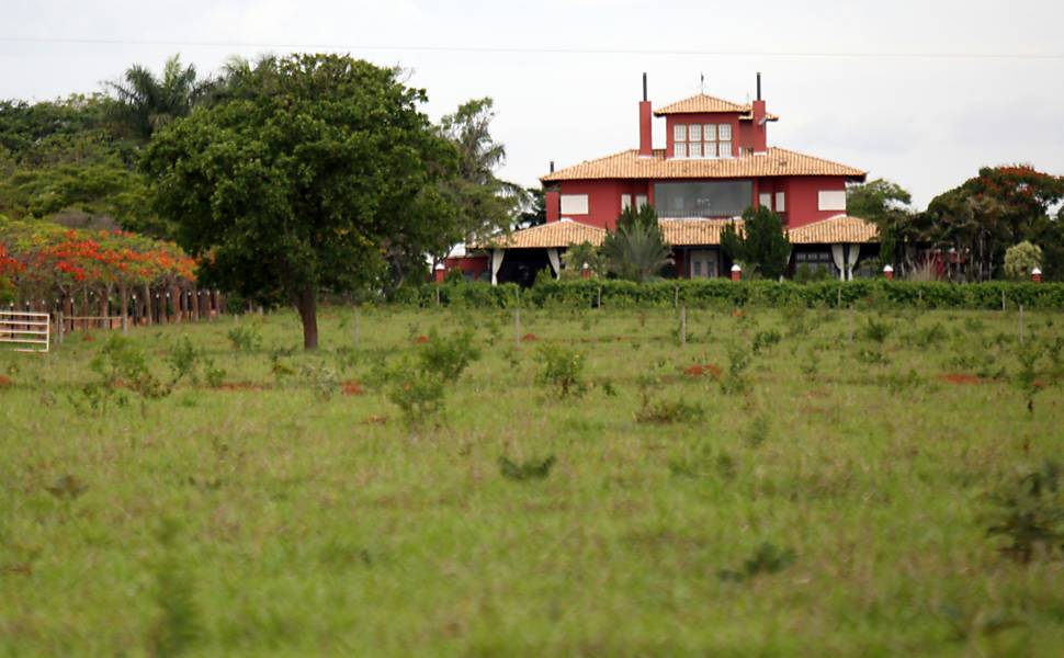 Fazenda Santa Clara, onde morava Marcos Valério antes de ser preso, foi alvo de disputa judicial