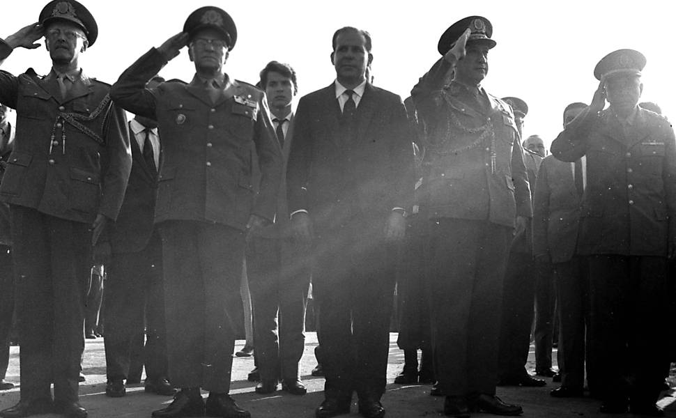 Em novembro de 1963, o presidente João Goulart é recebido por militares ao desembarcar em São Paulo