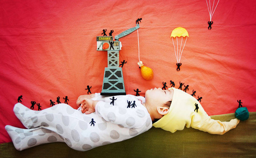 Fotógrafa recria sonhos com filho dorminhoco