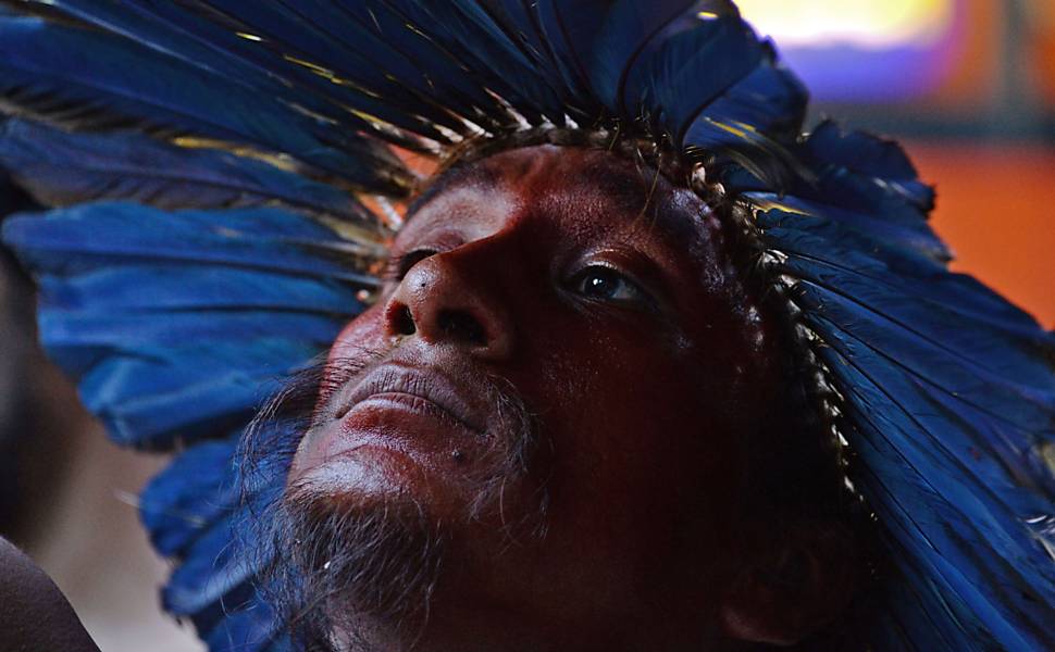 Homem de cocar e pintura indígena participa de marcha contra o aumento da tarifa 