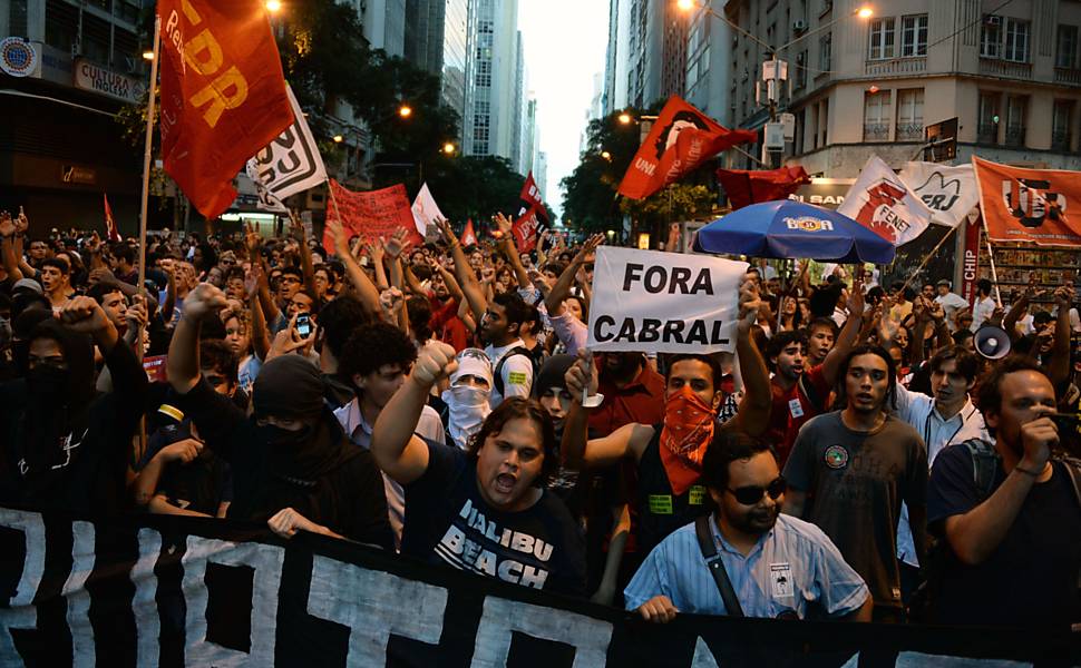 Manifestantes marcham contra o aumento da tarifa do transporte, no Rio de Janeiro 