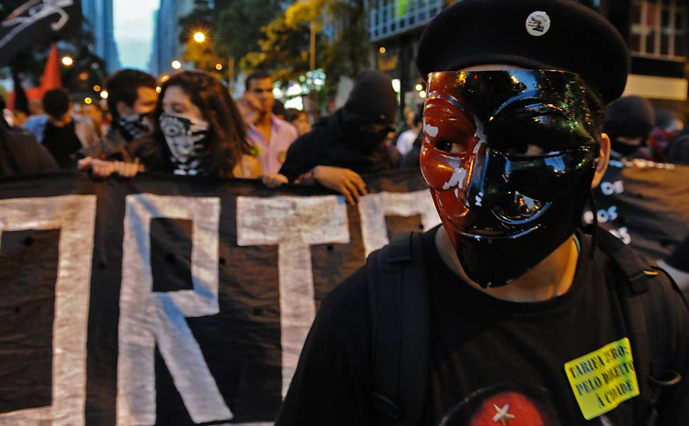 Manifestante mascarado participa da marcha contra aumento da tarifa do transporte 
